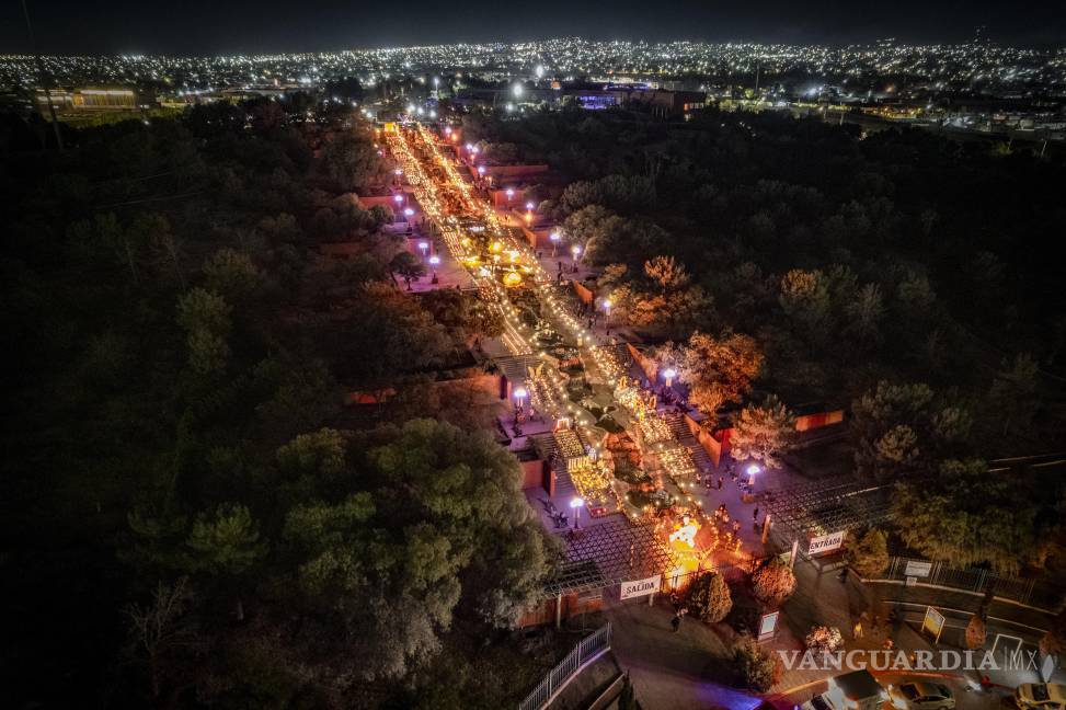 $!Por más de 200 escalones, este mega altar en el Parque Las Maravilla es uno de los atractivos en esta temporada.