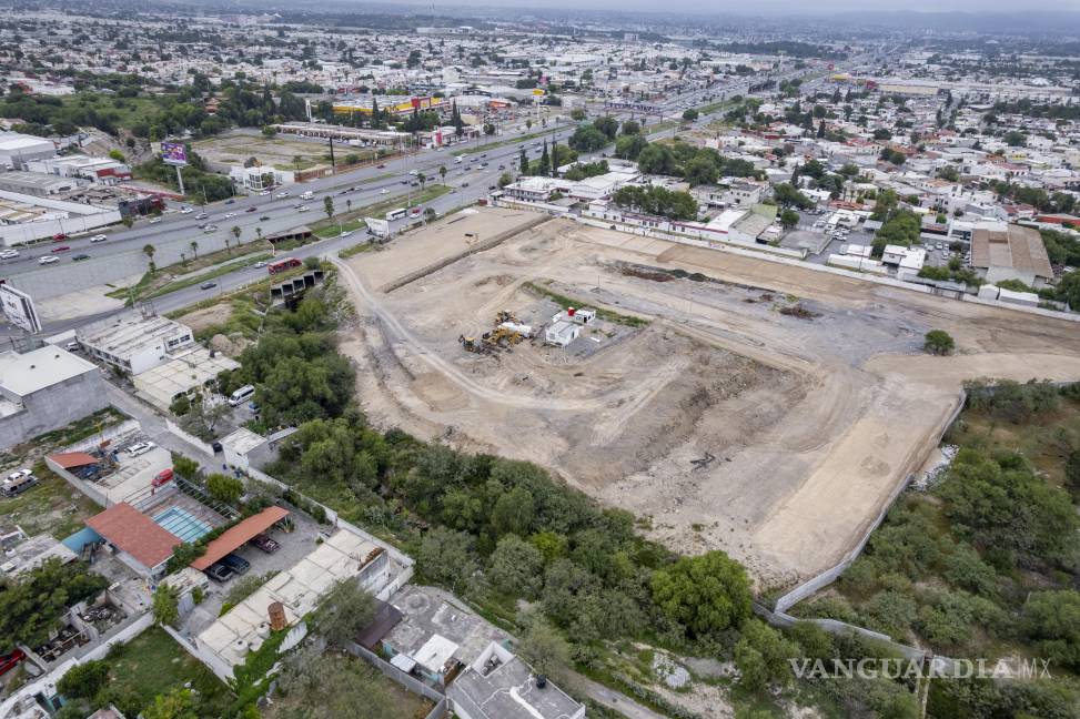$!Maquinaria de construcción trabaja en el terreno donde antes se encontraban las canchas del deportivo Rancho Seco, espacio utilizado por familias y jóvenes de la ciudad para practicar fútbol.