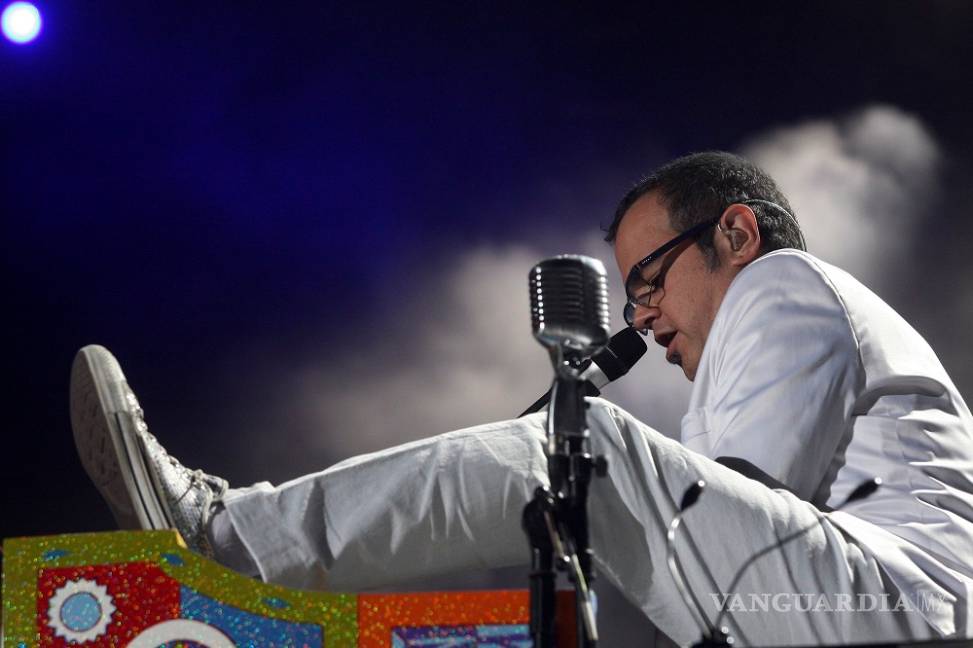 Aleks Syntek tiene “día de furia”, tras críticas por hacer “música para Godínez”