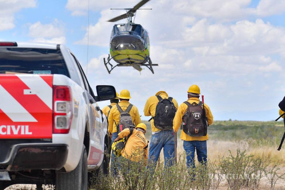 $!El helicóptero con helibalde realizó descargas de agua en zonas de difícil acceso.