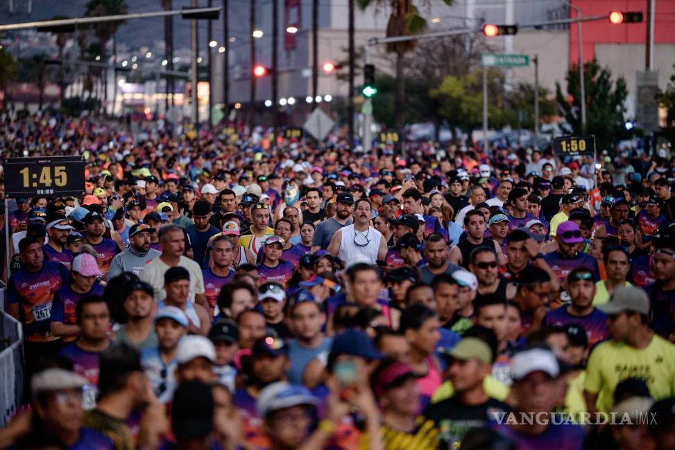$!Miles de corredores participaron en un ambiente de seguridad y entusiasmo en las principales vialidades de Saltillo.