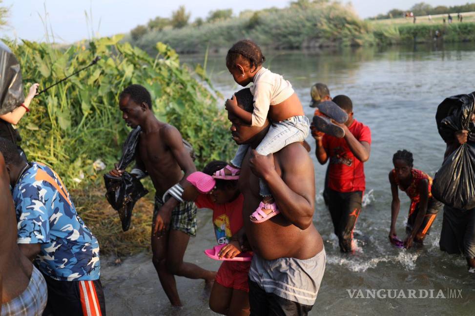 $!Trasladan a primeros migrantes haitianos de Piedras Negras a estación migratoria en Tapachula, Chiapas