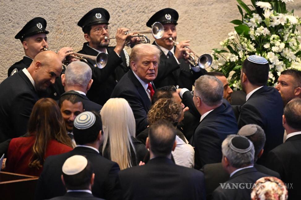 $!El presidente Trump en la Knesset cuando planteó públicamente por primera vez el tema del indulto al primer ministro israelí Netanyahu en Jerusalén.