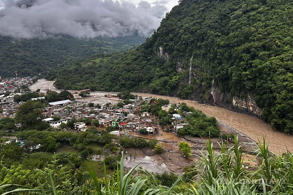 $!Fotografía aérea que muestra zonas afectadas por las fuertes lluvias en Huehuetla, Hidalgo (México).