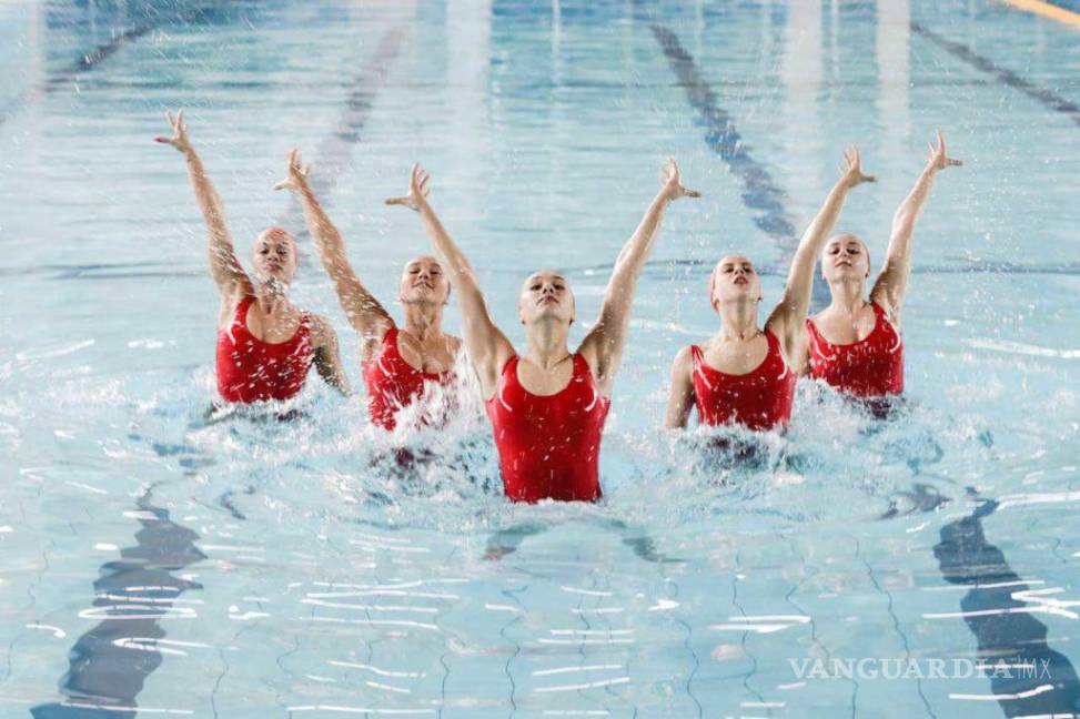 $!Este deporte combina elementos de ballet, gimnasia y natación, y ha estado dominado por mujeres en todas sus categorías y modalidades.