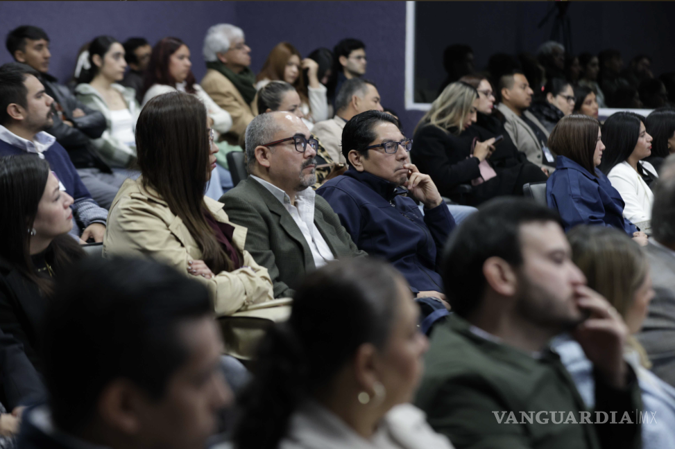 $!Asistentes al taller sobre participación ciudadana escuchan a la consejera del INE, Dania Ravel, durante su visita a Saltillo.