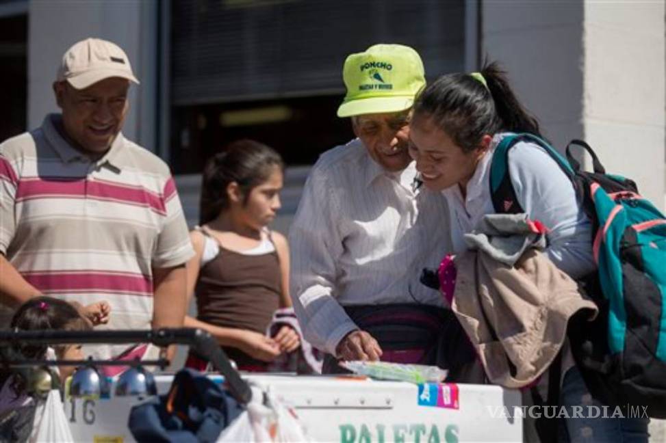 $!Vendedor de paletas mexicano de 90 años recibe 166 mil dólares para su retiro