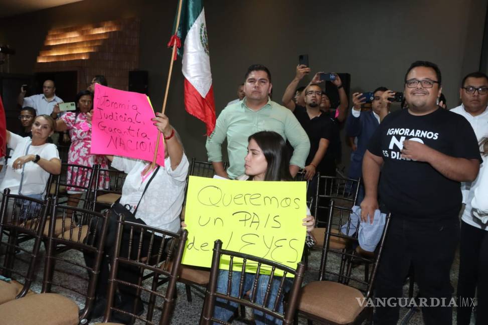 $!Durante el evento, una representación de trabajadores del Poder Judicial pudo entrar al salón donde se debatía.