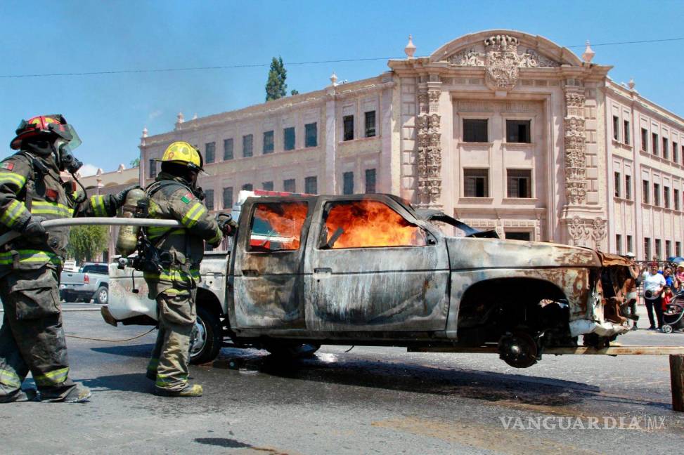 $!Bomberos demuestran técnicas de extinción de incendios en un vehículo ante la atenta mirada del público.