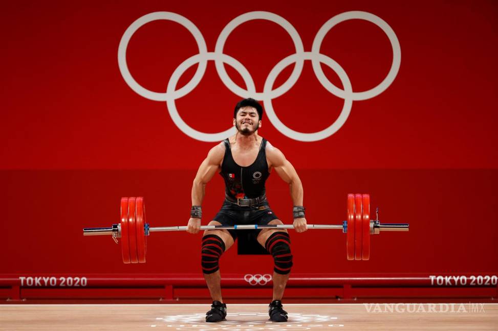 $!Jorge Adan Cardenas Estrada de México compite en el evento de levantamiento de pesas del Grupo B de 73 kg masculino de los Juegos Olímpicos de Tokio 2020 en el Foro Internacional de Tokio en Tokio, Japón. EFE