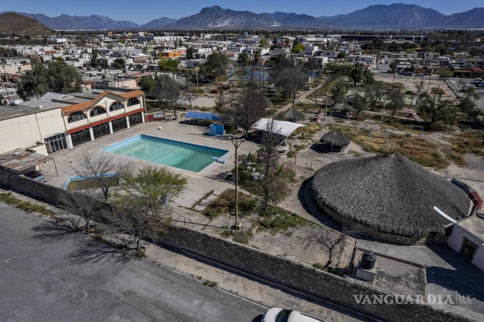 $!Captura de las palapas en estado de abandono, donde solían reunirse familias y amigos los fines de semana para disfrutar de días de campo y actividades recreativas.
