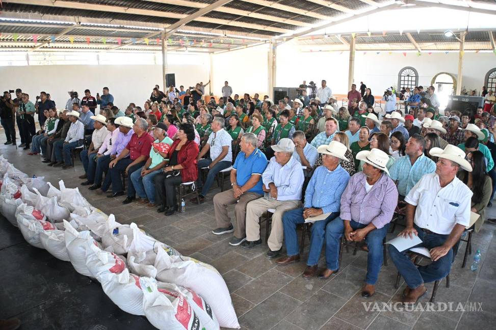 $!Representantes de los ejidos La Cruz, 8 de Enero y Frontera reciben los apoyos del programa agrícola.