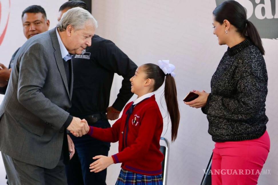 $!El alcalde de Saltillo, José Maía Fraustro Siller, saluda a la alcaldesa infantil 2022, Camila Rebeca Rojas, alumna de la primaria “Presidente Benito Juárez”.