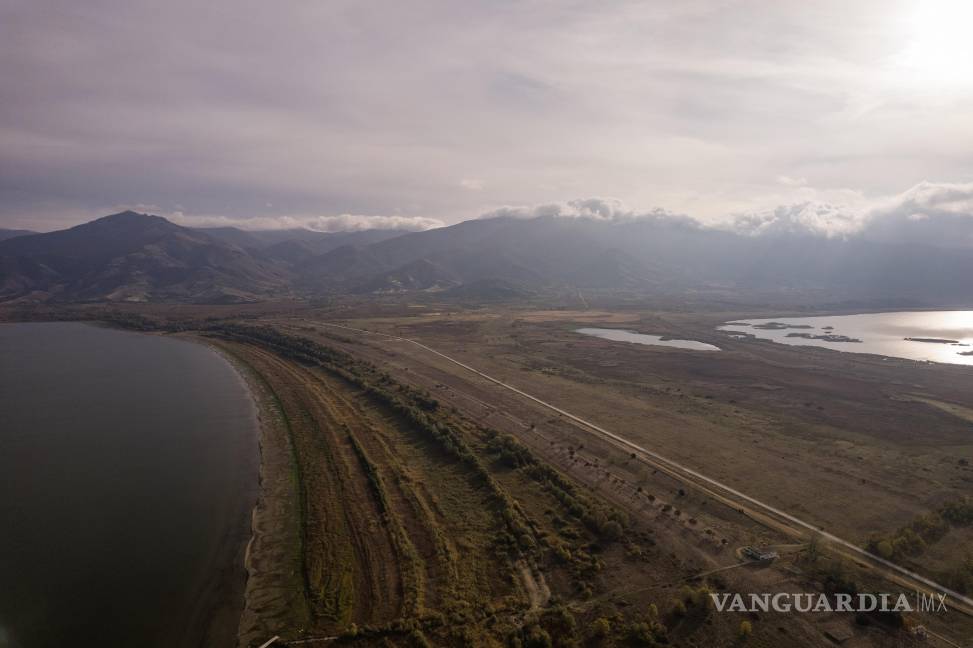 $!Una franja de tierra que separa el lago Pequeño Prespa (d) del lago Gran Prespa (i), en Grecia. Debido al cambio climático la pérdida de agua del lago se acelerará.