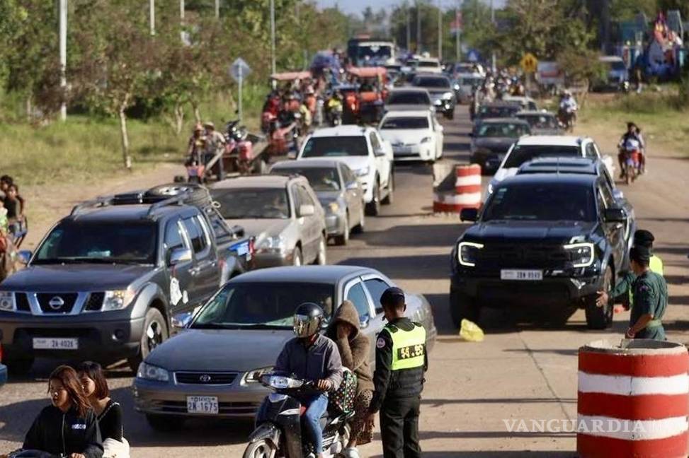 $!Personas huyendo de una zona en disputa a lo largo de una calle en la provincia de Oddar Meanchey, Camboya.