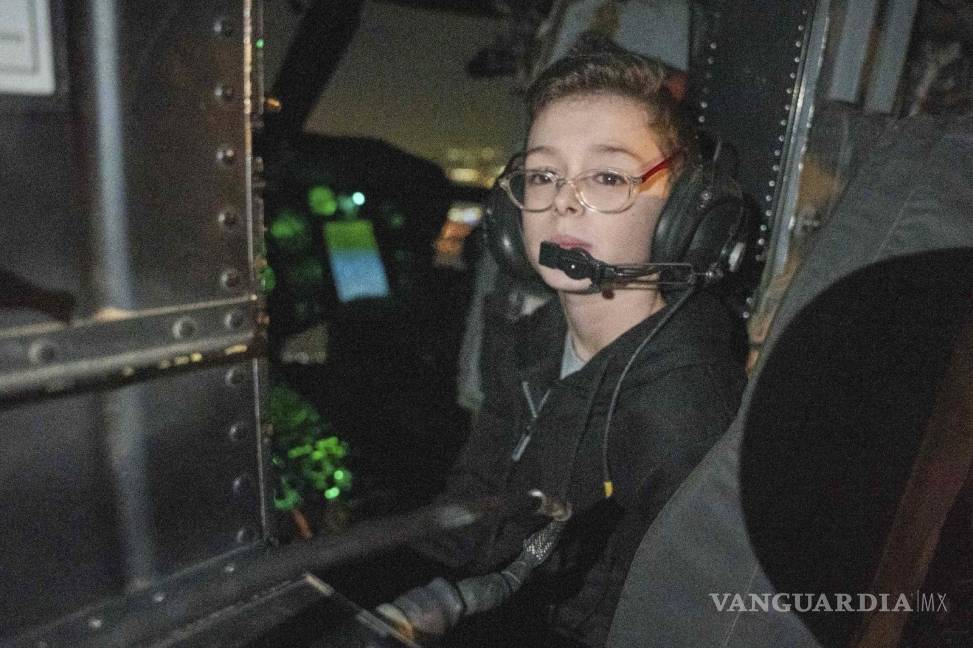$!El rehén israelí Ohad Munder, de nueve años, permanece sentado dentro de un helicóptero militar israelí poco después de su llegada a Israel.
