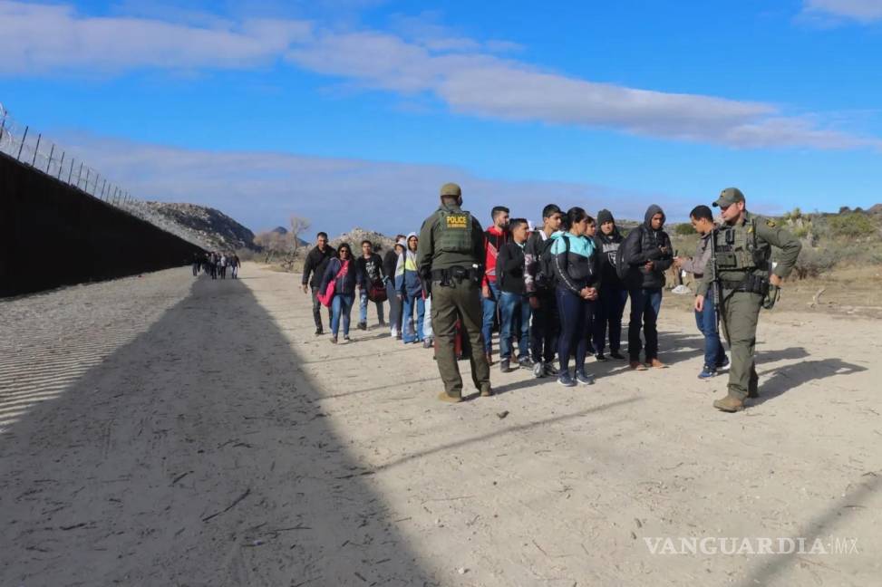 $!Agentes de la Patrulla Fronteriza detienen a un grupo de migrantes, en el puesto fronterizo de Jacumba, a unas 75 millas al este de San Diego, California.