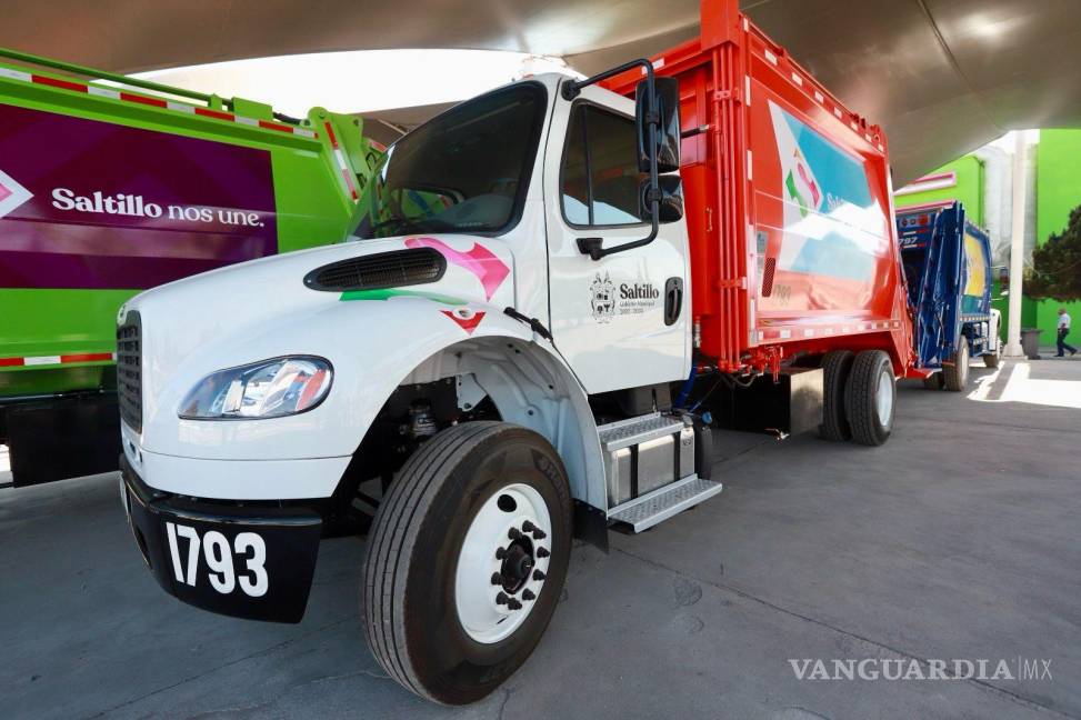 $!Nueve nuevos camiones recolectores de basura, adquiridos por la presente administración municipal, recorren la ciudad.