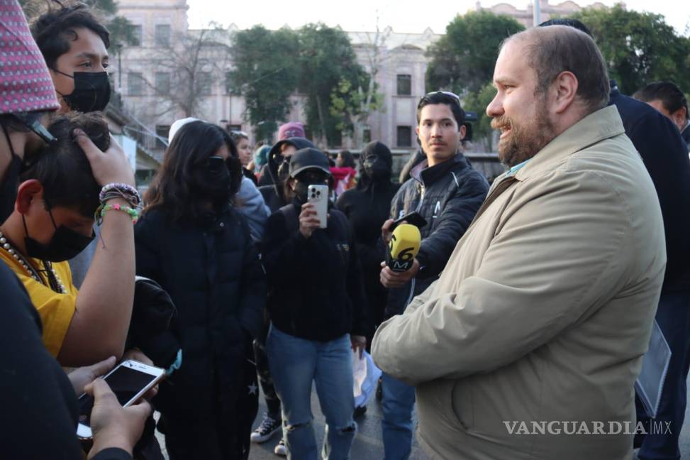 $!Víctor Manuel Sánchez Valdés, secretario de la Comisión Electoral, conversó con manifestantes que se oponen a la candidatura única.