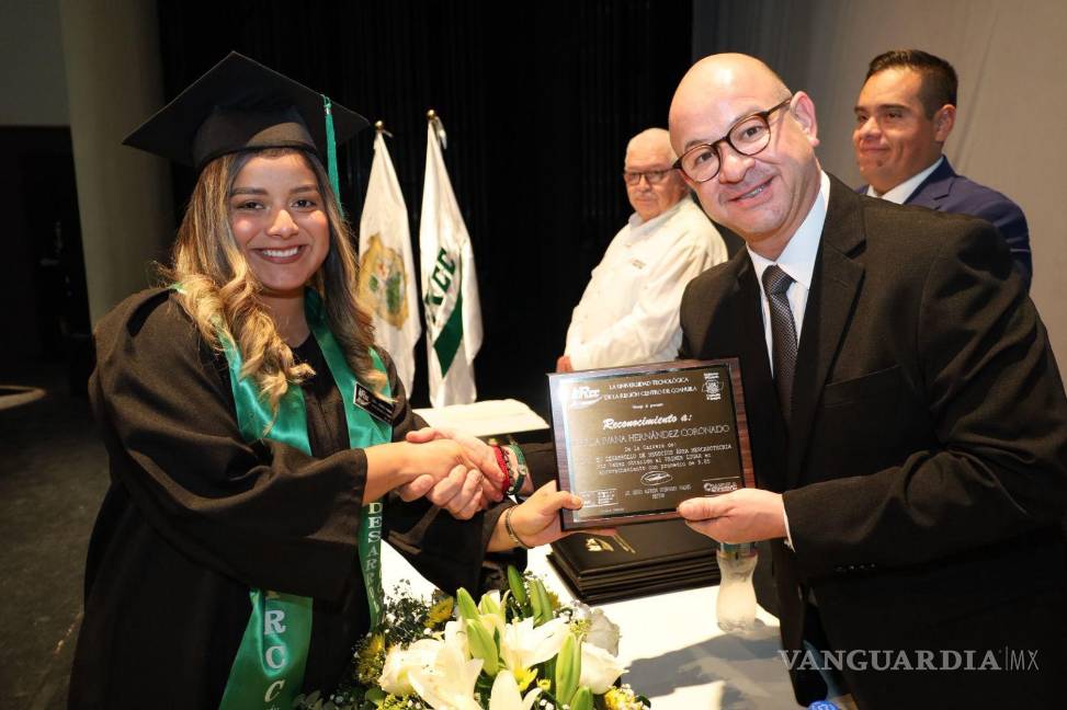 $!Autoridades académicas y municipales presidieron la ceremonia en la que decenas de jóvenes culminaron su formación profesional.