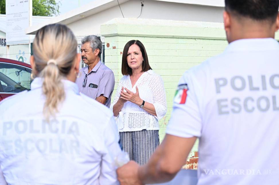 $!La alcaldesa impulsa el trabajo en equipo entre vecinos, maestros y gobierno.