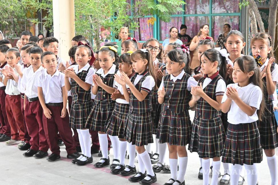 $!Estudiantes de la primaria Emiliano Zapata recibieron de forma simbólica útiles, uniformes y calzado como parte de los programas estatales de apoyo a la educación.