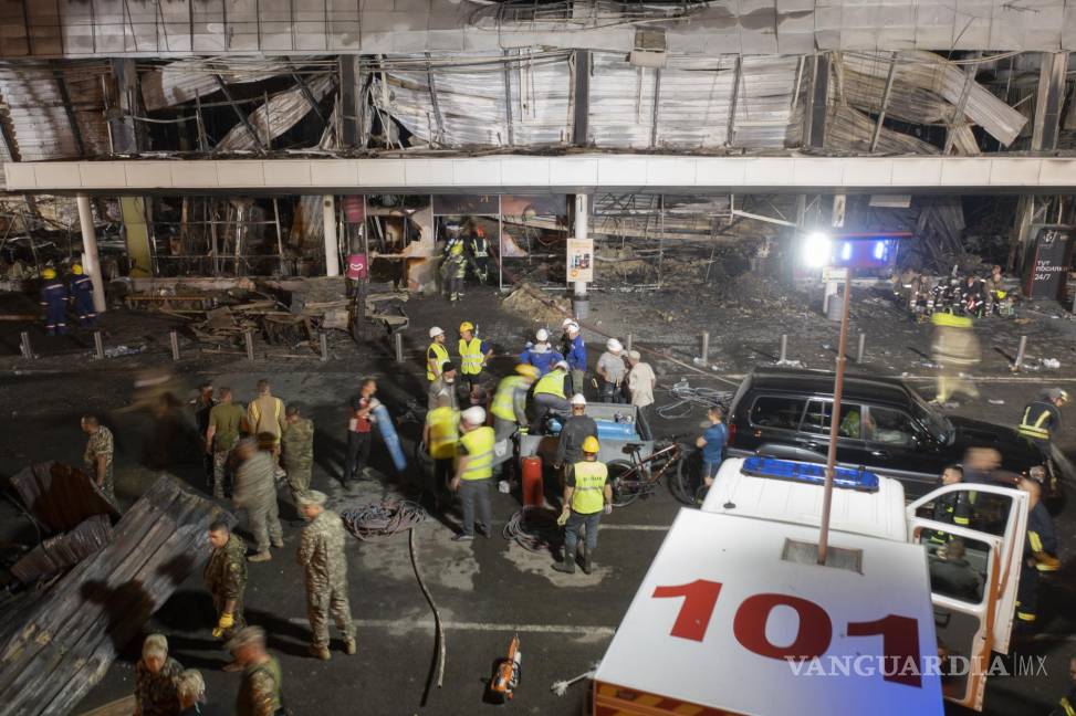 Rescatistas buscan víctimas en centro comercial ucraniano bombardeado por Rusia