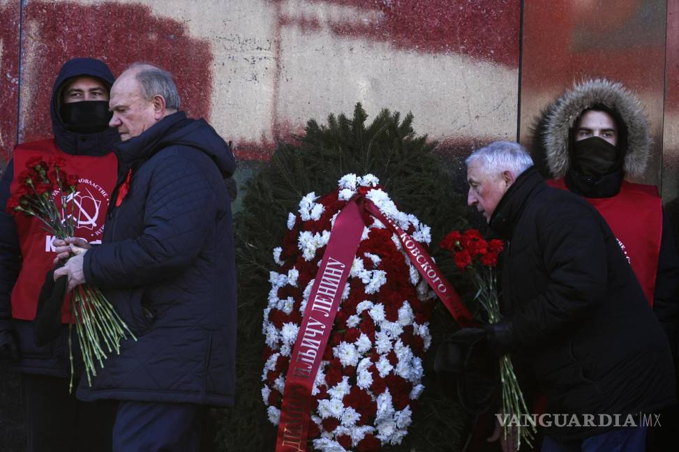 $!Nikolai Kharitonov (2R), miembro del Partido Comunista Ruso y el líder del Partido Comunista Ruso, Gennady Zyuganov (2L), depositan flores en el mausoleo de Lenin
