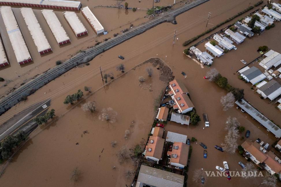‘Estamos atrapados aquí’; lluvias, aludes y socavones azotan a California