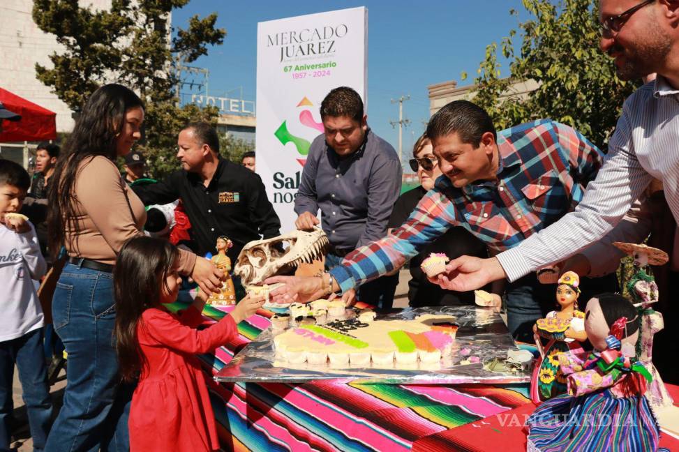 $!Los asistentes disfrutaron del pastel de aniversario.