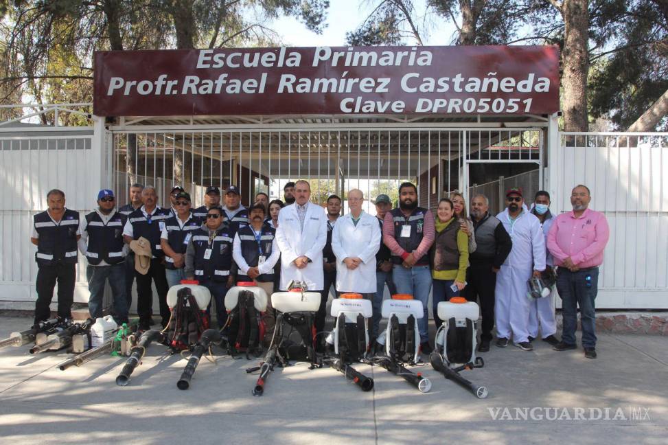 $!La campaña de fumigación dio inicio en la Primaria “Profr. Rafael Ramírez Castañeda”.