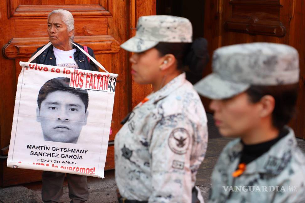 Padres de los 43 normalistas de Ayotzinapa se reúnen con Sheinbaum por primera vez como presidenta