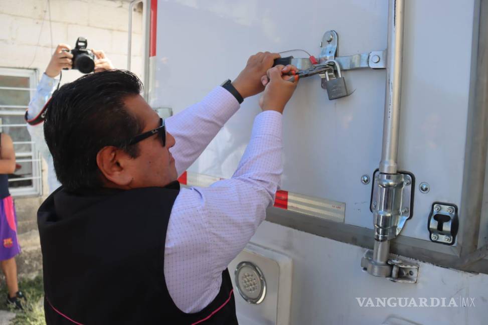 $!José Luis Vázquez López, vocal ejecutivo del INE, superviso la llegada de las boletas electorales a Coahuila.