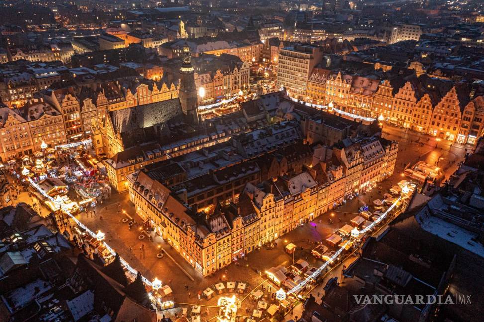 $!Una fotografía aérea tomada con un dron muestra la plaza principal y el mercado navideño en Wroclaw, Polonia. EFE/EPA/Maciej Kulczynski