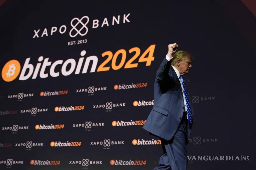 $!El candidato presidencial republicano Donald Trump se retira después de hablar en la conferencia Bitcoin 2024, el sábado 27 de julio de 2024, en Nashville, Tennessee.