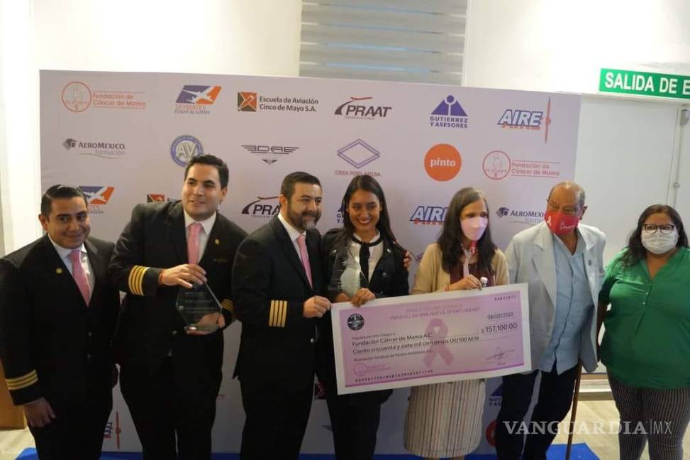 $!Entrega de la beca a Okiwa López en el marco del Día Internacional de la Mujer.