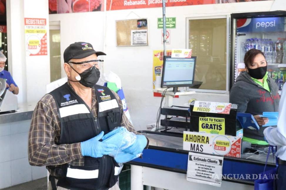 $!Coronavirus: Alcalde de Torreón entrega cubre bocas entre locatarios y clientes del Mercado Abastos