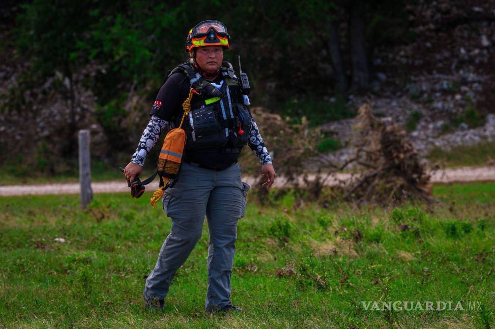 Elementos de Protección Civil de Nuevo León buscan a víctimas de inundaciones en Texas