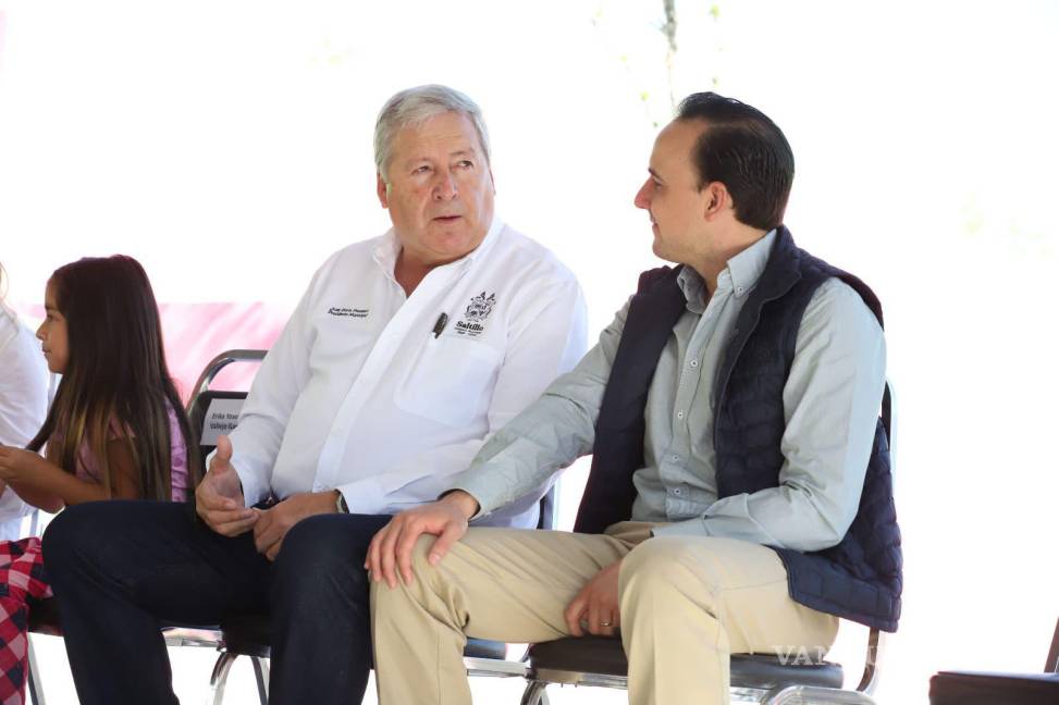 $!El alcalde José María Fraustro Siller (izq.), supervisa el avance del puente, una de las principales obras del Tercer Maratón de Obras.