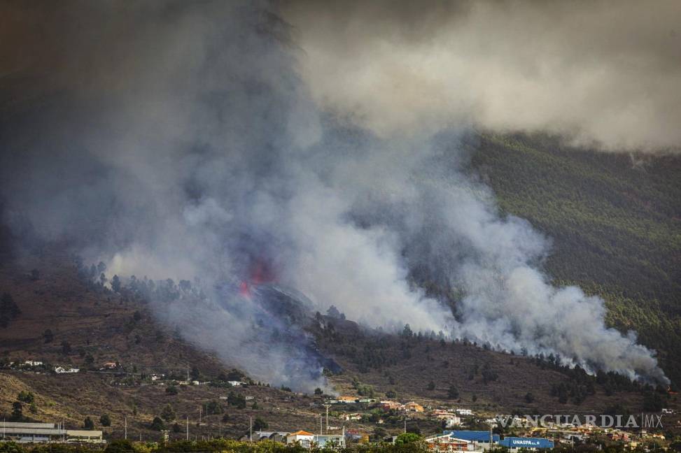 $!El humo sube en la Cumbre Viegja volcánica en la isla de La Palma en Canarias, España. AP/Jonathan Rodriguez