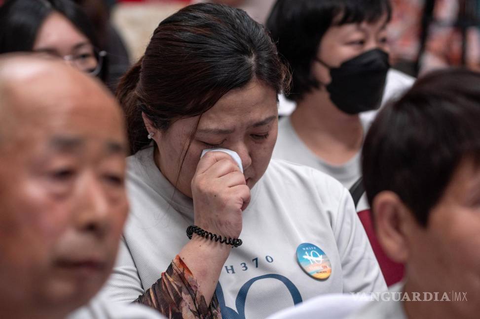 $!Un familiar de los pasajeros y la tripulación a bordo del vuelo MH370 desaparecido de Malaysia Airlines en un evento por el décimo aniversario de su desaparición.