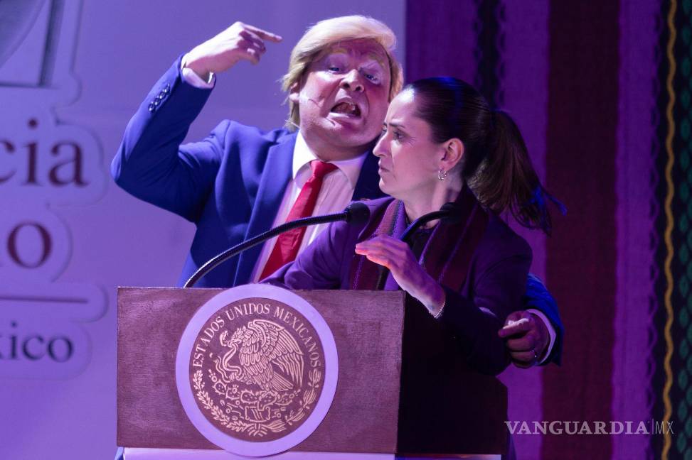 $!Herson Andrade como Trump y Tamara Henaine como Claudita Sheinbaum durante su actuación en la obra de sátira política La risa mañanera.