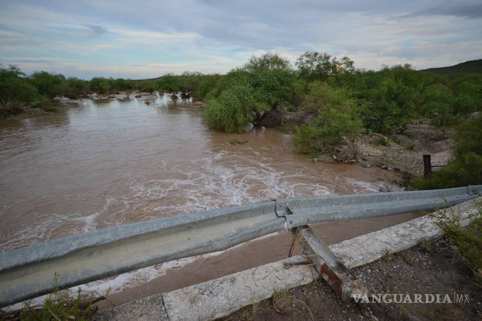 $!Tras fuertes lluvias se registraron desbordes de arroyos en la Región Carbonífera de Coahuila, donde el municipio de Múzquiz quedó prácticamente bajo el agua