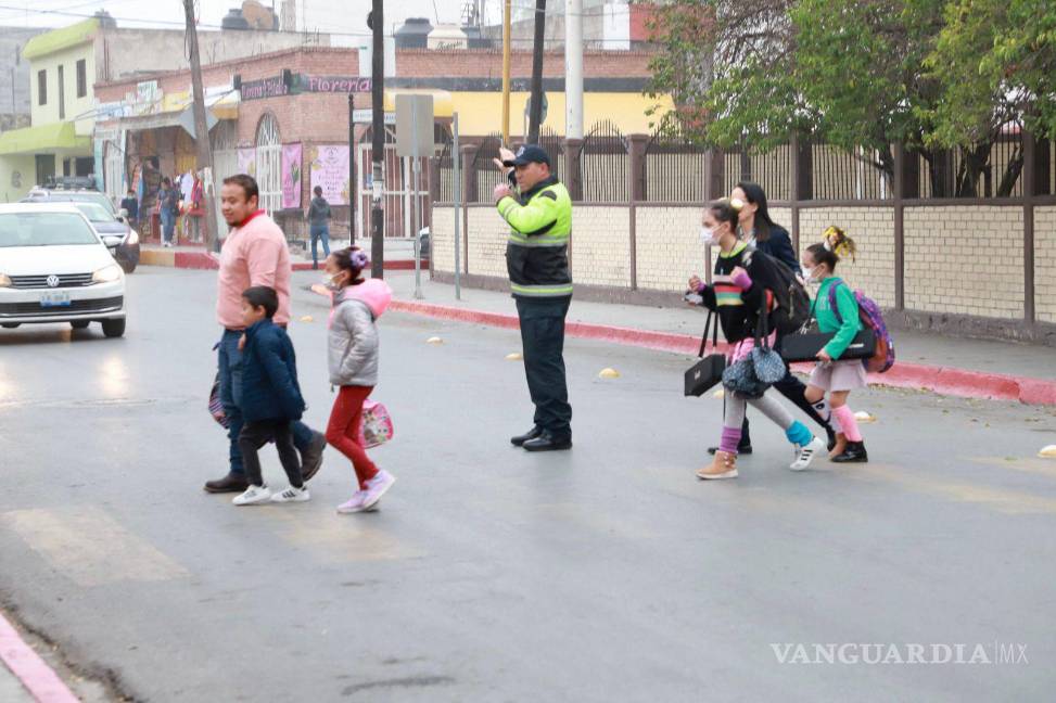 $!Personal de Tránsito Municipal vigiló la calle Corona, donde se ubican varios planteles escolares.