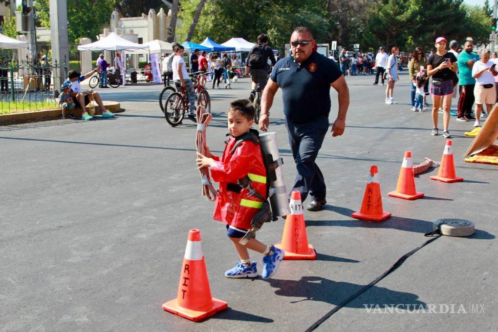 $!Niños de Saltillo se familiarizan con los equipos de rescate durante el Día del Bombero.