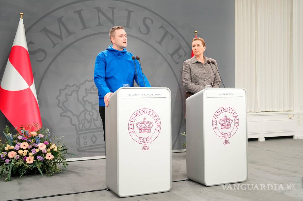 $!El presidente del Naalakkersuisut de Groenlandia, Jens-Frederik Nielsen, y la primera ministra de Dinamarca, Mette Frederiksen dan una conferencia de prensa.