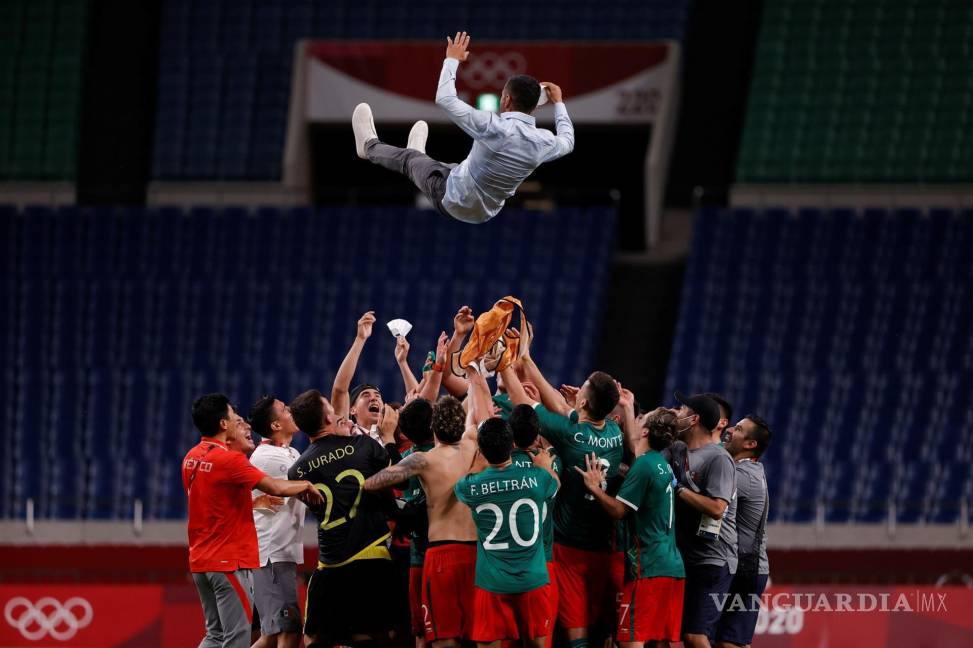 $!Los jugadores de México levantan a su entrenador Jaime Lozano (arriba) tras vencer a Japón en el encuentro por la medalla de bronce durante los Juegos Olímpicos 2020. EFE