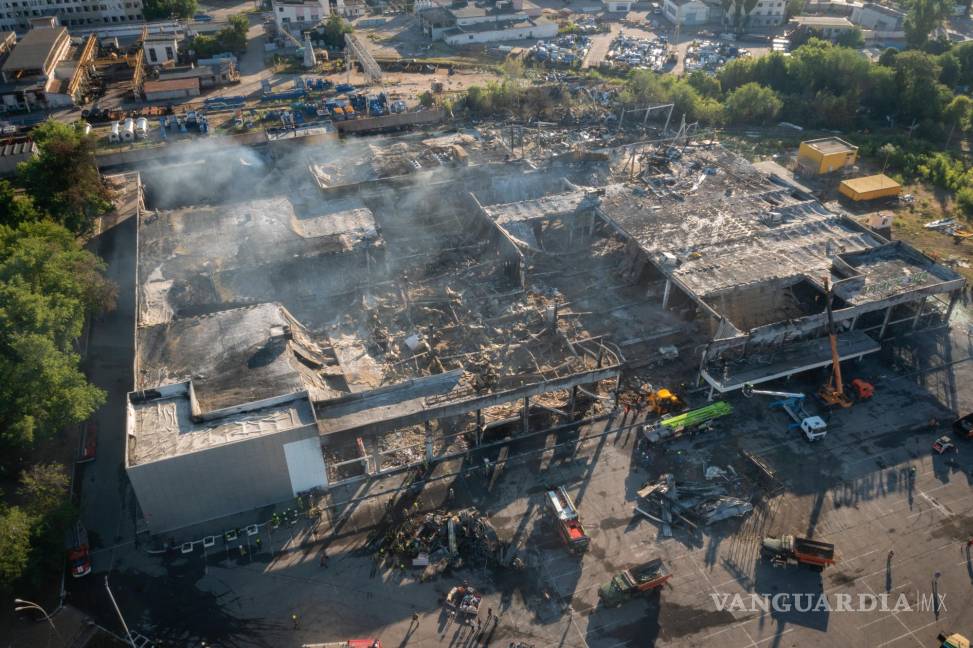 Rescatistas buscan víctimas en centro comercial ucraniano bombardeado por Rusia
