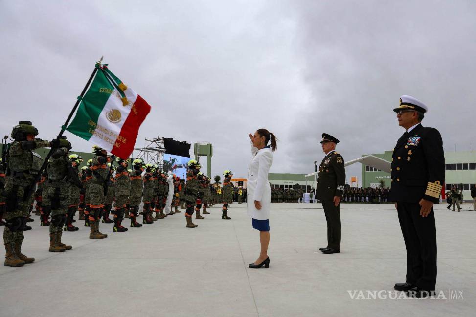 $!Claudia Sheinbaum, Presidenta de México, y Ricardo Trevilla Trejo, secretario de la Defensa Nacional, encabezaron el 112 aniversario del Día del Ejército Mexicano”, en cuya ceremonia se entregaron las instalaciones del 27/o Regimiento de Caballería Motorizado. También estuvo presente el gobernador de Nuevo León, Samuel García.