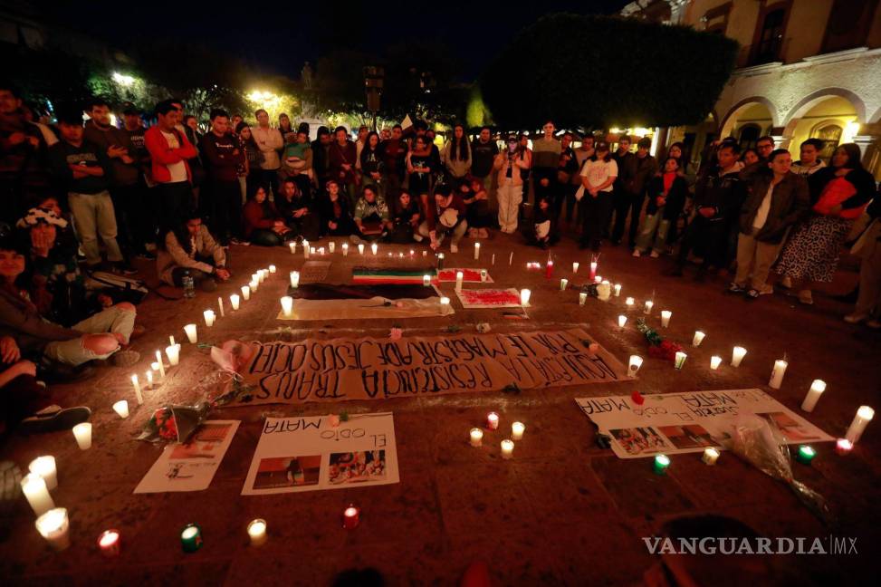 $!Activistas de la comunidad LGTBQ+ de Querétaro se concentraron en plaza de armas para honrar la memoria y exigir justicia por la muerte de Jesus Ociel Baena.